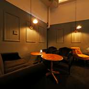 静かに酒を飲み語りたいなら、敢えて部屋の片隅で。この場の雰囲気に溶け込んでいくような、大人の時間を共有することができます。“間”を大切にしたい接待や商談には最適な席。