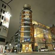 1階からエレベーターで一気に7階へ。ビルの最上階7・8階に、メゾネットタイプのワンフロアとして使用しているバーがあります。置いているのは最高級のお酒と最上級の心地良さ。