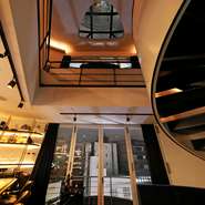 気候の良い時季には大きな窓を開け放し、室内にいながら自然の風を感じることもできます。トップには天窓もつくられ、開放感を得るには十分。パーティを開きたくなる部屋だと思いませんか？