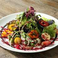 旬の食材のピュレを使ったヴィネグレットで軽やかに仕上げています。フレッシュでみずみずしい葉野菜の緑や実野菜の黄色に、赤のソースが良く映えます。