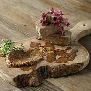 豚肉をメインに、鴨肉、フォアグラ、鶏レバーを使用した濃厚なパテ。シンプルで尚且つ、また食べたくなるようなパテに仕上げられています。