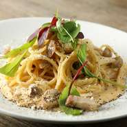 山形県高畠産の無添加角切りベーコンをたっぷり使い、12ヶ月熟成のコンテ・グラナチーズで濃厚に仕上げています。薫り高い旨味が口中を満たす一品。