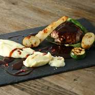 お客様のご要望でつくり始めたのがきっかけですが、以降リピートしていただけく方も大勢いらっしゃる一品です。シンプルな料理だからこそ、丁寧に仕込むところから始めています。
