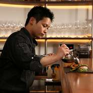 グランドメニューの料理はもちろん、季節の料理、その場でお話して提案できる料理など様々な一品をつくります。「今日、この空間に来れて良かった」と、心から思っていただけるような料理をご提供してまいります。