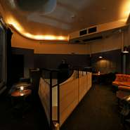 席間隔も広く、落ち着いたシンプルなデザインの内装ですので、接待としてもご利用いただけることと思います。静かな雰囲気の中、カップルでも、ご友人とでも良い時間をお過ごしいただけます。