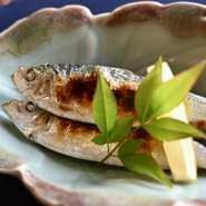 鮮度の良いままかりを丸ごと焼き、素揚げに。
焼き目の香ばしさと揚げることで更に香ばしさが増します。
熱々のままかりに手作りのポン酢をかけて仕上げる
おすすめの逸品です。
