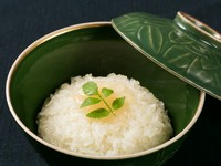 ふっくらと蒸し上げたもち米の中に、丁寧に下処理をした鰆の切り身が隠れています。味わい豊かなひと品『鰆飯蒸し』、仕上げにだしの効いた銀餡と木の芽を添えて、鰆のおいしい時期だけのご馳走です。