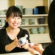 「こうあるべき」ということを決め付けず、お客さま1人ひとりに寄り添った、臨機応変な対応で接客を行っています。「来れば来るほど自分の居場所になる」、そんなお店になっていれば嬉しいですね。