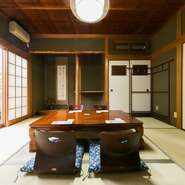 お店では中庭の見えるお座敷席を1部屋ご用意。ご家族でのお食事や接待、デートなど、さまざまな用途でご利用頂けます。プライベートな空間で、ゆったりとお食事をご堪能ください。