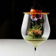 シンプルながらも落ち着いた雰囲気の店内で
日常を忘れ、こだわりの空間・こだわりの料理と共に
女子会トークも花咲く贅沢な時間をお過ごしください。