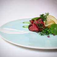 北海道、鳥取県、和歌山県･･･全国各地から仕入れた食材を元に、「それぞれの土地からインスピレーションを受けた料理をおつくりしています」と語るのはシェフの山本氏。味わい豊かな食材の競演をご満喫頂けます。