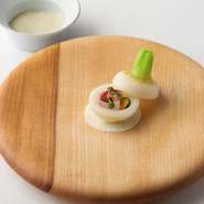 「小さな野菜のパワーを感じてほしい」そう語るのはシェフの山本氏。味付けはシンプルに塩とレモンで、野菜本来の味わいを満喫するひと皿です。