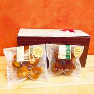 大阪産の中でも大阪特産品として認められた非加熱の蜂蜜を使用。小さく愛らしいスタイルにやさしい甘さ。しっとりとした食感はコーヒーや紅茶にぴったりです。

米粉使用（ハチミツ・チョコ）