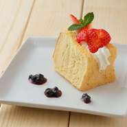 フワフワなスポンジが魅力のシフォンケーキ。ほのかに香るタマゴの風味にやさしい甘味。添えられたフルーツや生クリームとともにいただけば、また違った味わいを楽しむことも。（要予約）