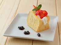 フワフワなスポンジが魅力のシフォンケーキ。ほのかに香るタマゴの風味にやさしい甘味。添えられたフルーツや生クリームとともにいただけば、また違った味わいを楽しむことも。（要予約）