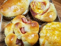 毎日手作りで焼き立てのパンを提供してます。ふんわりやわらかいパンはお持ち帰りにもできます。