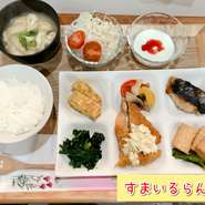 日替わりを含む6種類のおかず