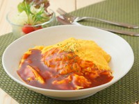 とろ～りタマゴに濃厚なデミグラスソースが相性抜群。まろやかな味わいに心までホッとできる、癒やし系のランチメニューです。