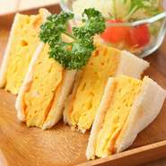 厚焼きのタマゴをはさんだ、ボリュームのある一品です。タマゴのフワッとした食感とやさしい味わいが魅力的。テイクアウトができるのもうれしいポイント。