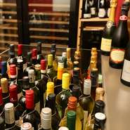 ワインセラーのワインは150種以上。ワインを時間無制限で楽しめる『ワイン飲み放題』は【＆MEAT】の名物です。お好きなワインを存分に楽しみませんか。