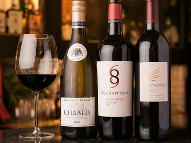 世界各国のワイン、“泡”の最高峰シャンパンが豊富に集う