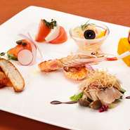 2人向けコースを頼んで、本格イタリアンをリーズナブルに楽しんでみては。宝石箱のように美しい前菜を目の前にすれば、おしゃべりも一層弾むはず。単品でピザやチーズフォンデュをシェアするのもオススメです。　