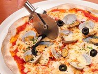 【decor】のピザは、薄いクリスピータイプ。伸びのあるチーズと魚介をふんだんにトッピングし、ピザ専用の石窯オーブンでカリッと香ばしく焼き上げています。アツアツ焼きたての美味しさが満喫できる逸品。
