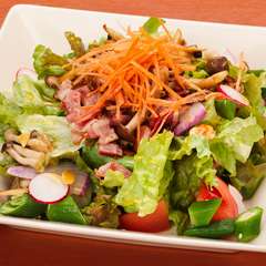 自家菜園の採れたて野菜を取り入れた『きのことベーコンのサラダ』
