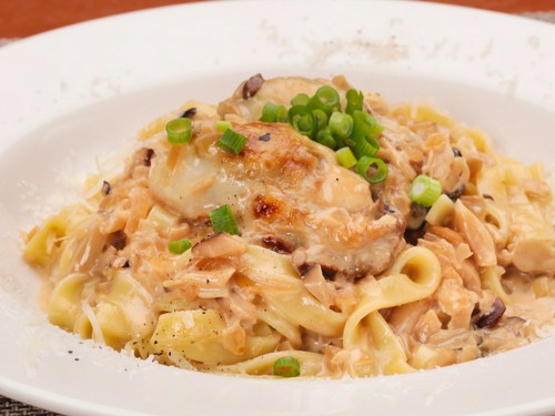 岡山産のいい牡蠣が入る時季にだけ登場する、クリームパスタ