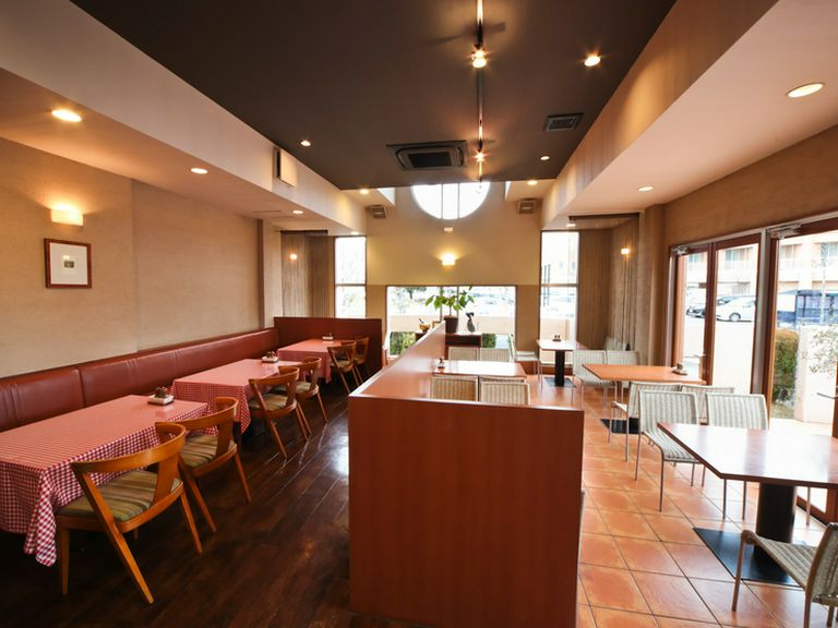 明るい日差しが降り注ぐ、お子さま連れ向けのテーブル席