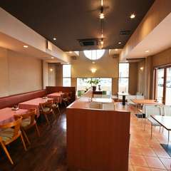 明るい日差しが降り注ぐ、お子さま連れ向けのテーブル席