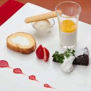 デザートに関しても、スポンジ生地から全て手づくりしております。素材を吟味し、季節の移ろいを意識した一皿に。誕生日にメッセージを入れるサービスも行っておりますので、気軽にお申し付けください。（要予約）　