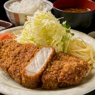 三重のブランド豚「さくらポーク」を使用した分厚さが目を引くとんかつです。濃厚さとコクを合わせ持ち、食べ応えのある一品でたっぷりのキャベツとの相性も抜群。【さくら亭】で一番人気のあるメニューです。