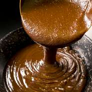 豆と塩だけで醸造する本物の「八丁味噌」を使用し、濃すぎず、くどくないみそカツを提供。みそ使いに長けた中国料理の技術を生かして、どこの店にも負けない名古屋グルメを楽しんでいただいています。