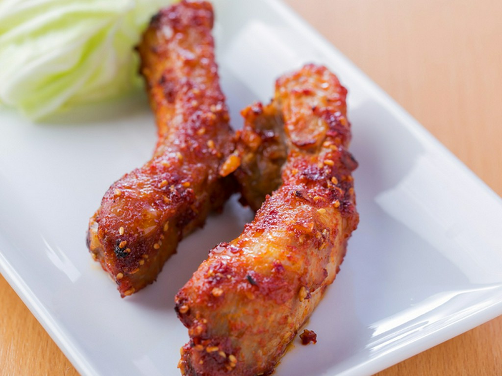 美味しい肉汁が口中に溢れる『名物玄風館の骨付カルビ（豚のスペアリブ）』