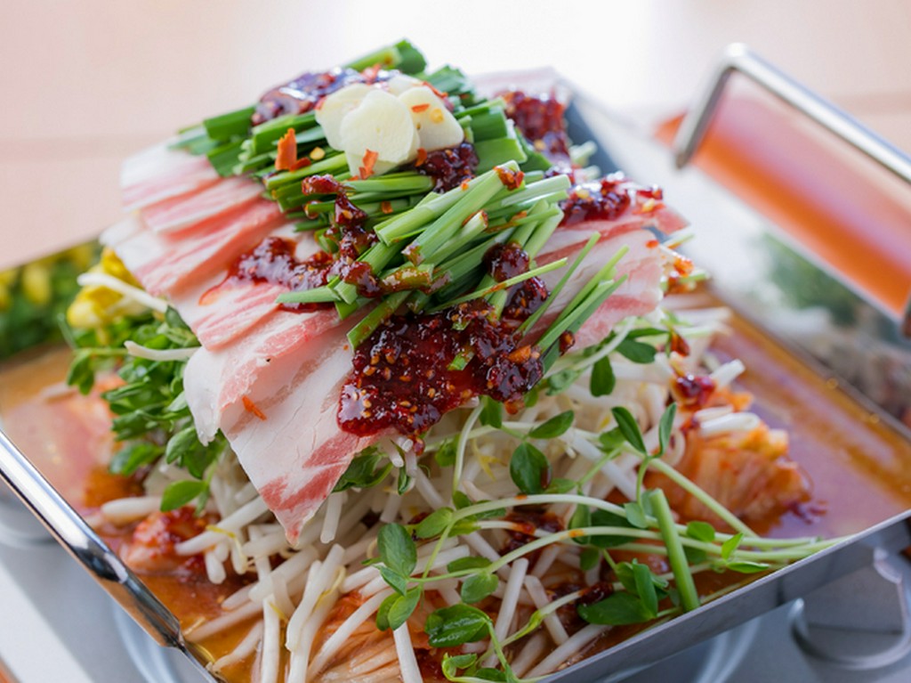 素材の旨みがギュッと詰まった『玄風館豚バラてっちゃんチリトリ鍋』