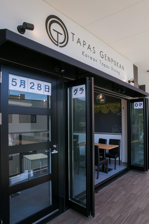 正面玄関がオープンで開放的