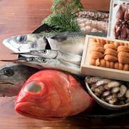 一工夫ある料理を支える良質の食材は、料理人自ら地元の市場へ足を運び、自身の目で厳選した旬の魚介類や野菜など。長崎県産SPF豚「長崎じげもん豚」を使った数々のメニューもあります。