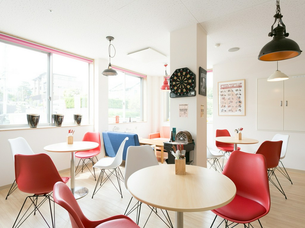 ソファー席やドリンクバーあり　店内はお洒落でくつろげる雰囲気