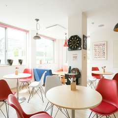 ソファー席やドリンクバーあり　店内はお洒落でくつろげる雰囲気