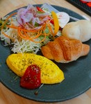 お好きなドリンクに
スタンダード：こだわり２種のパン（オリーブ塩orホイップバター）
プレミアム：こだわり２種のパン・有機野菜サラダ・ポテトサラダ・オムレツ・サイドディッシュ（＋２００円）