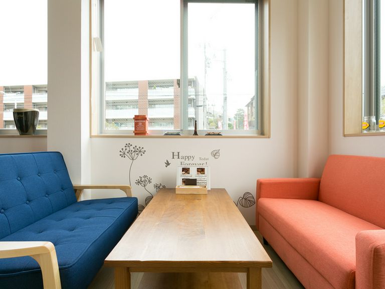 ゆったりと座れるソファー席