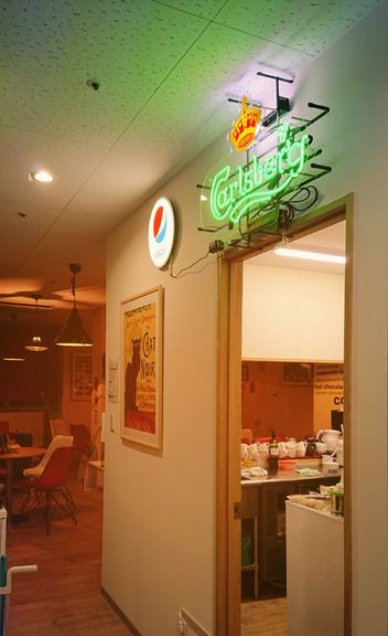 目印のネオンサイン