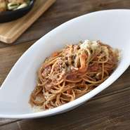 ビタミン、ミネラル、食物繊維などが豊富に含まれる全粒粉のパスタでつくる一品は、しっかりした味がパスタにあるため、肉は脂肪の燃焼を助けるラムをあえて使用しています。奥深いソースでお楽しみください。