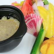 アンチョビ風味の暖かいソースと共に鎌倉野菜をお召し上がりください。
