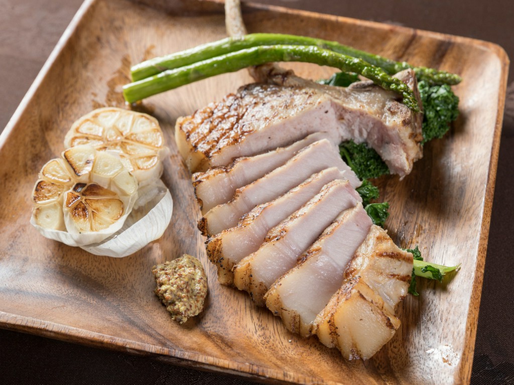 八重瀬町福まる農場から一頭買い。シェフこだわりの豚肉『骨付きロース（300gUP）　香ばしいグリル焼きで』