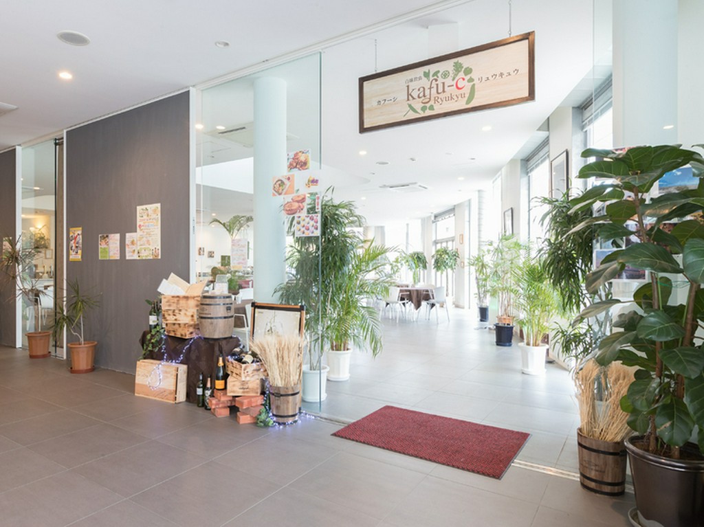 白を基調にした明るいレストラン