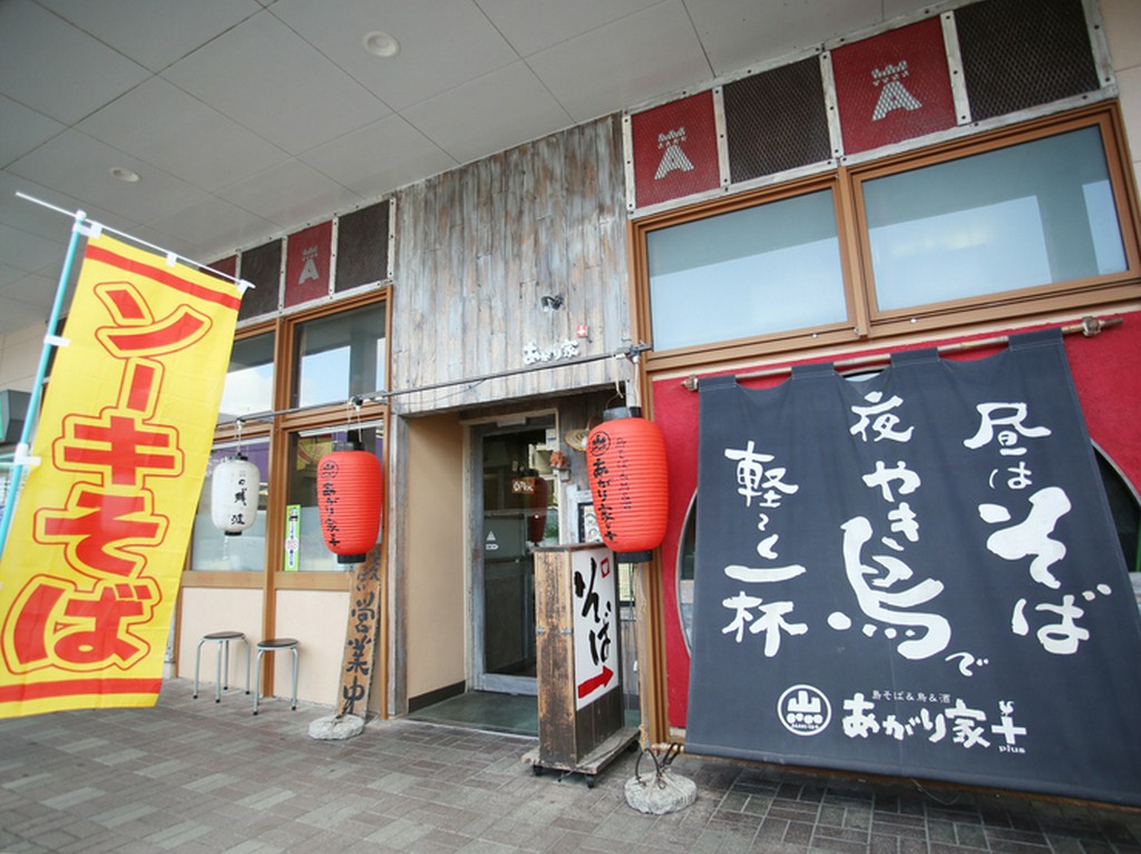 大型ショッピングモールの中にある沖縄そば店