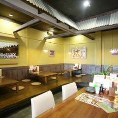 テーブル席、小上がり席、お好みでどうぞ