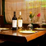 可憐な花や緑が店内のところどころに飾られた可愛らしい雰囲気のフロア。各テーブルには生花が活けられており、デートにぴったりのムード溢れるお店です。